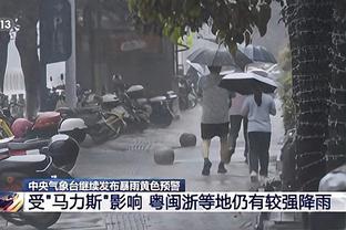 全完蛋了❗曼联0-2落后，滕哈赫坐在教练席生无可恋？